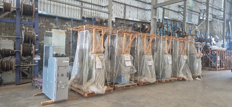  Lote com: 07 colunas de saída para motor com contator Innomotics-siemens 3TM - 7.2Kv, S KA. 450A - Chave terra MVC60, extração manual, TCs, ztc E pr